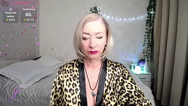 hunters woman online show from December 3, 10:42 pm