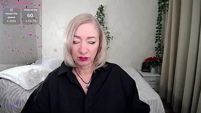 hunters woman online show from November 28, 2:28 pm