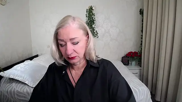 hunters woman online show from February 12, 5:02 pm