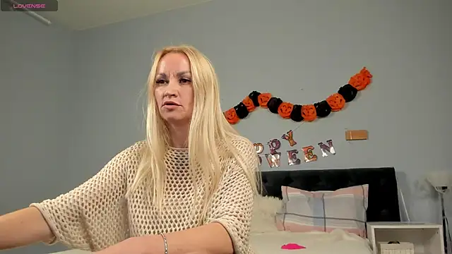 Snapshot of KiraSun chatting on October 30, 12:03 pm KiraSun online show from October 30, 12:03 pm