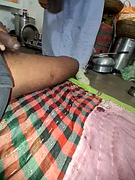 Snapshot of RAYI_Queen_3 chatting on December 15, 4:07 am RAYI Queen 3 online show from December 15, 4:07 am