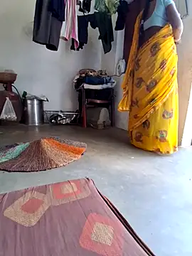 Snapshot of RAYI_Queen_3 chatting on November 10, 3:55 am RAYI Queen 3 online show from November 10, 3:55 am