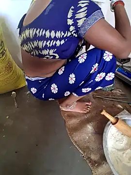 Snapshot of RAYI_Queen_3 chatting on November 5, 3:53 am RAYI Queen 3 online show from November 5, 3:53 am