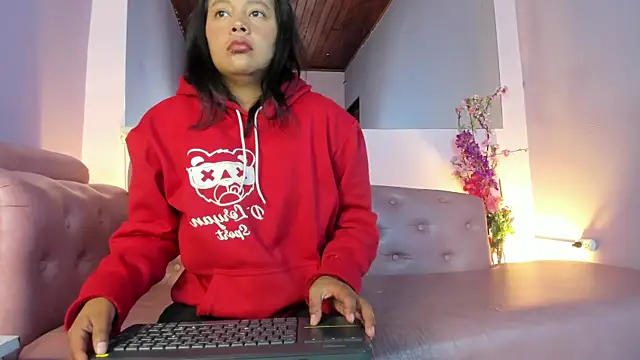 Snapshot of Dulce_Pettit chatting on October 8, 12:39 pm Dulce Pettit online show from October 8, 12:39 pm