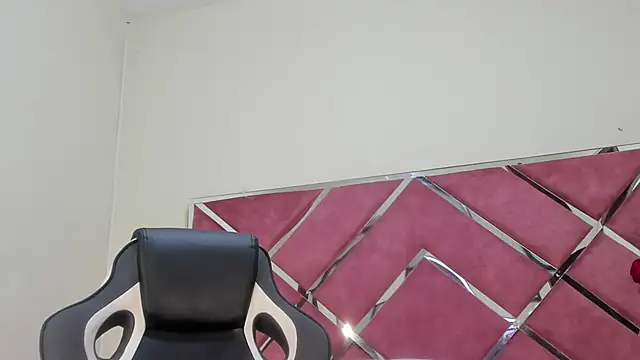 Snapshot of Dulce_Pettit chatting on October 15, 12:35 pm Dulce Pettit online show from October 15, 12:35 pm