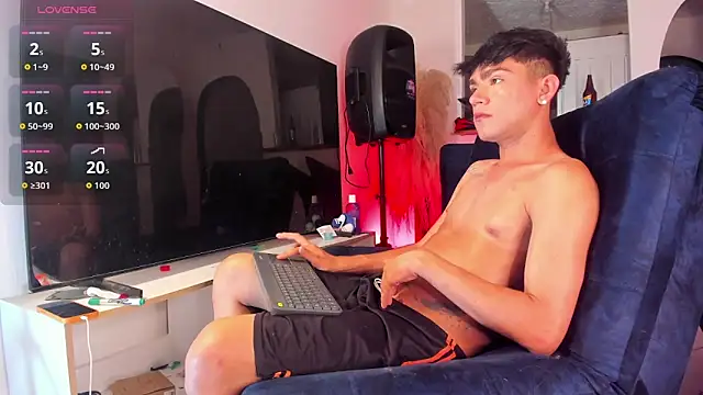 Snapshot of Steven_baby69 chatting on November 5, 5:21 am Steven baby69 online show from November 5, 5:21 am