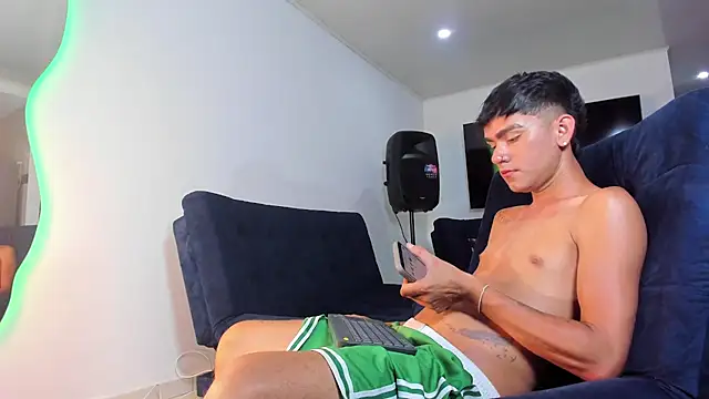 Snapshot of Steven_baby69 chatting on July 2, 3:23 am Steven baby69 online show from July 2, 3:23 am