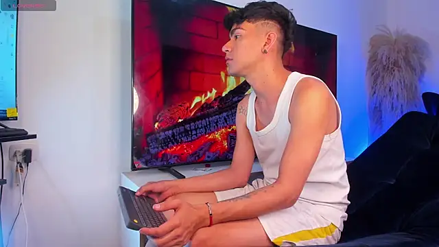 Snapshot of Steven_baby69 chatting on October 28, 3:07 am Steven baby69 online show from October 28, 3:07 am