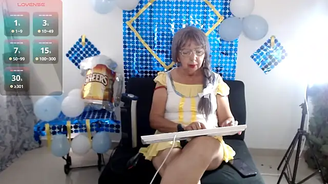 Snapshot of ruth_blue21 chatting on September 21, 6:13 pm ruth blue21 online show from September 21, 6:13 pm