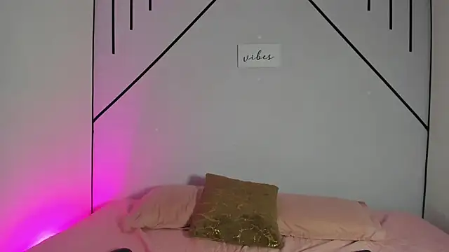 MiahCornell  online show from November 14, 8:12 pm