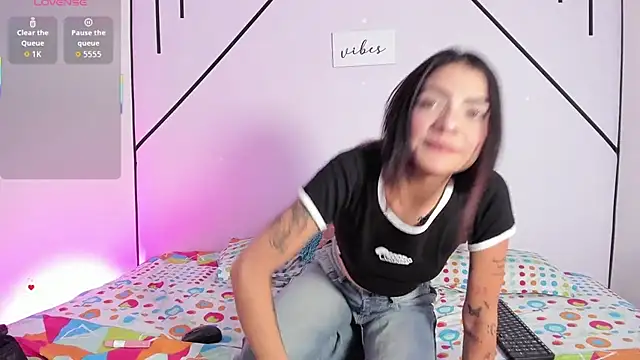 MiahCornell  online show from December 5, 8:28 pm