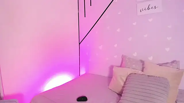 MiahCornell  online show from March 6, 8:15 pm