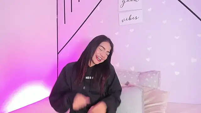 MiahCornell  online show from March 26, 12:25 pm