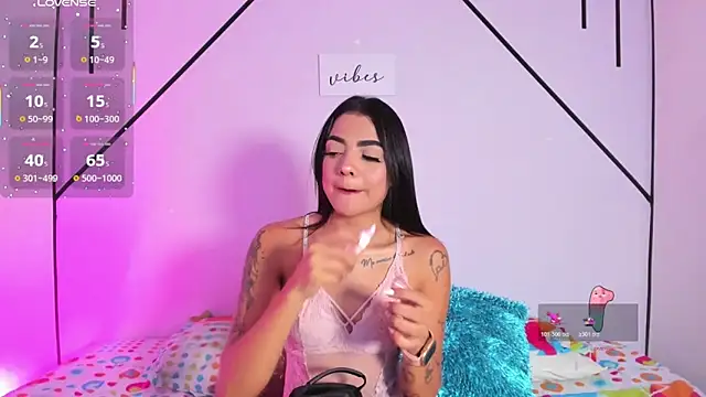 MiahCornell  online show from November 19, 8:20 pm