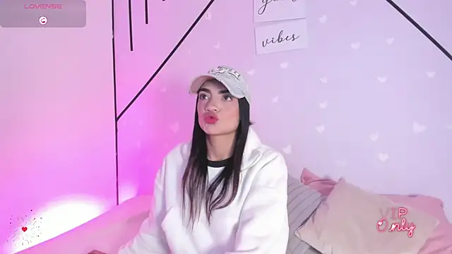 MiahCornell  online show from March 4, 8:05 pm