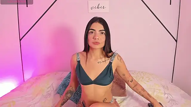 MiahCornell  online show from November 26, 8:42 pm