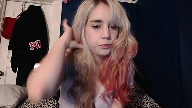 Snapshot of RubySmoke chatting on October 17, 1:53 am RubySmoke online show from October 17, 1:53 am