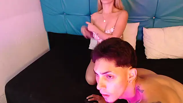 Snapshot of Bunny_Petit chatting on December 15, 8:36 pm Bunny Petit online show from December 15, 8:36 pm