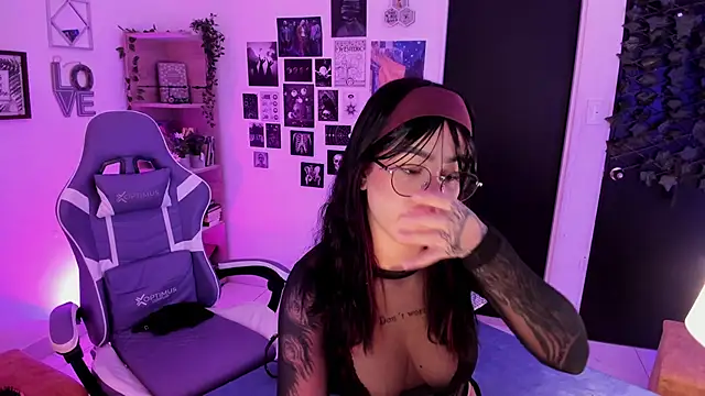 Snapshot of Liz_rogers_x chatting on November 17, 2:15 am Liz rogers x online show from November 17, 2:15 am