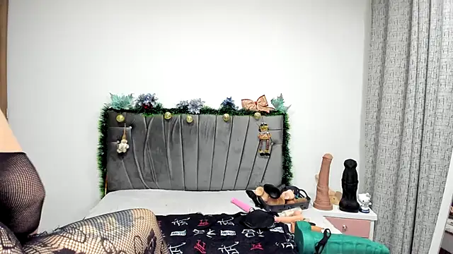 charlloteevans X online show from December 22, 1:33 pm