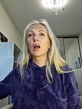 Snapshot of Monna chatting on October 2, 12:30 pm Monna online show from October 2, 12:30 pm