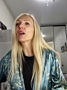 Snapshot of Monna chatting on October 3, 2:18 pm Monna online show from October 3, 2:18 pm