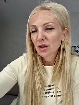 Snapshot of Monna chatting on February 22, 2:19 pm Monna online show from February 22, 2:19 pm