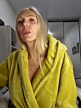 Snapshot of Monna chatting on November 5, 2:42 pm Monna online show from November 5, 2:42 pm