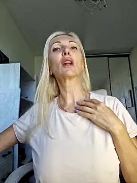 Snapshot of Monna chatting on October 4, 11:12 am Monna online show from October 4, 11:12 am