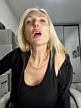 Snapshot of Monna chatting on October 21, 2:05 pm Monna online show from October 21, 2:05 pm