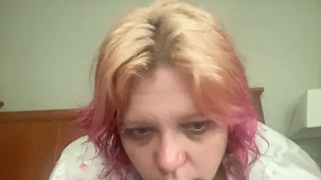 Snapshot of g0lden_are0las89 chatting on June 3, 5:19 am g0lden are0las89 online show from June 3, 5:19 am