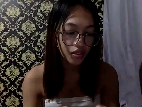 Snapshot of your_wifey chatting on October 7, 11:33 am your wifey online show from October 7, 11:33 am