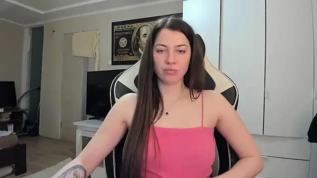 EmiLovsi online show from March 4, 8:05 pm