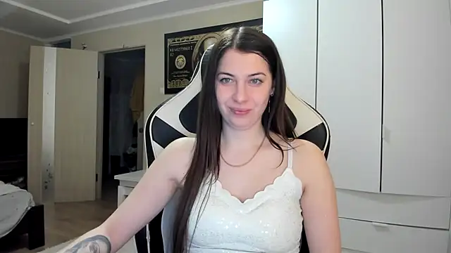 EmiLovsi online show from February 3, 8:36 pm