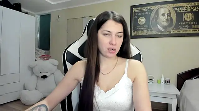 Snapshot of EmiLovsi chatting on October 8, 8:09 pm EmiLovsi online show from October 8, 8:09 pm