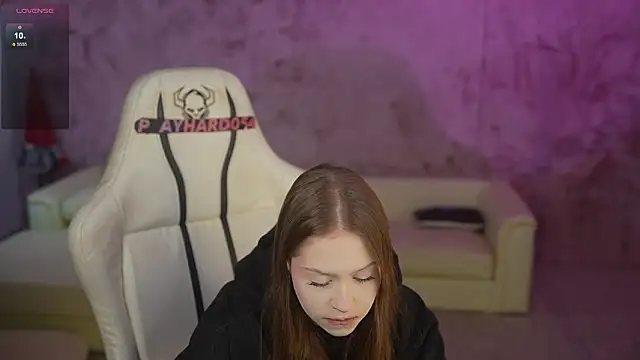 Esmie Smile online show from April 1, 1:41 am
