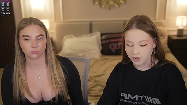 Esmie Smile online show from November 18, 3:26 pm