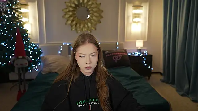 Esmie Smile online show from December 22, 7:36 pm