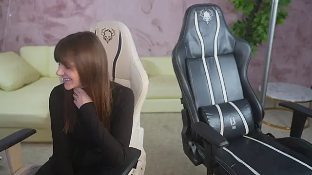 Esmie Smile online show from November 1, 3:28 pm