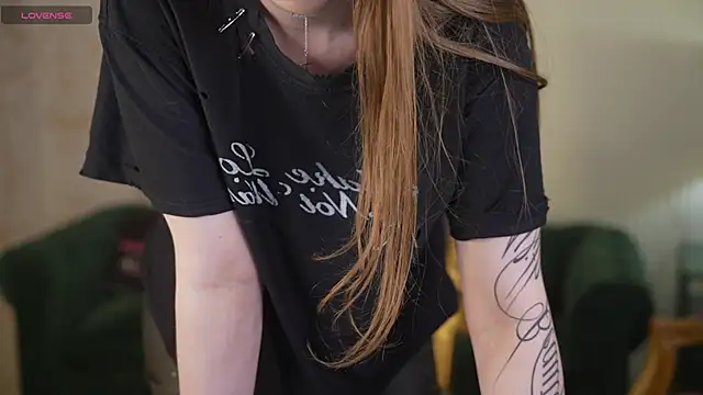 Snapshot of Esmie_Smile chatting on February 19, 12:07 am Esmie Smile online show from February 19, 12:07 am