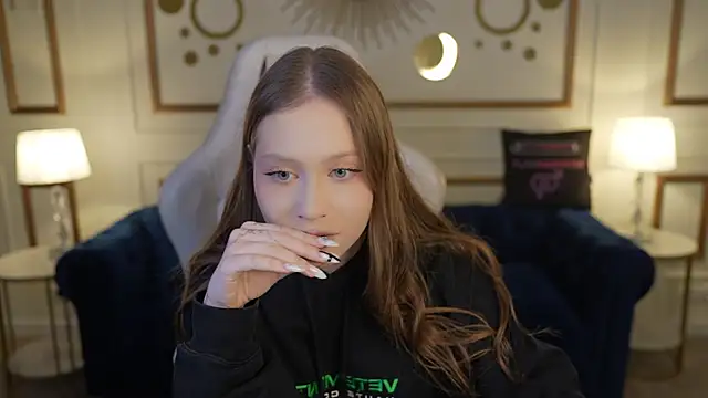 Esmie Smile online show from November 14, 7:39 pm