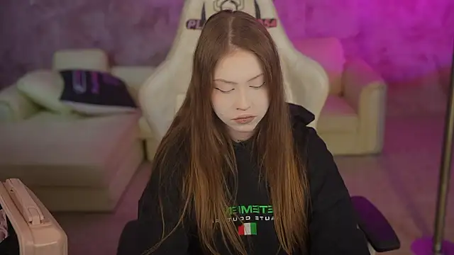 Snapshot of Esmie_Smile chatting on February 21, 10:56 pm Esmie Smile online show from February 21, 10:56 pm