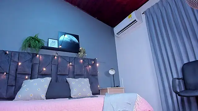 RiriiBrunette   online show from December 22, 10:10 pm