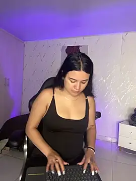 Snapshot of chloekitty69 chatting on November 6, 11:25 am chloekitty69 online show from November 6, 11:25 am