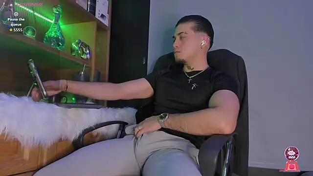 Snapshot of Gael_williams1 chatting on November 3, 8:23 pm Gael williams1 online show from November 3, 8:23 pm