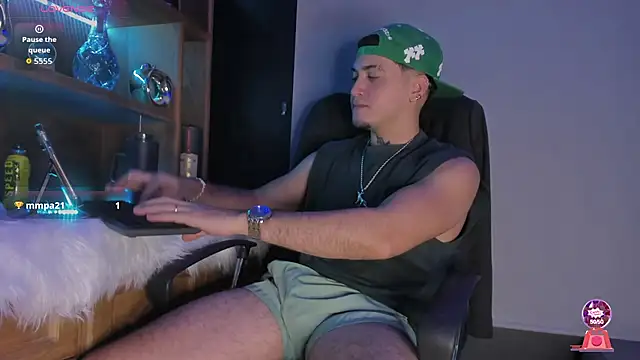 Gael williams1 online show from December 21, 9:37 pm