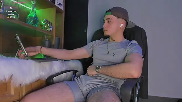 Snapshot of Gael_williams1 chatting on November 18, 12:04 am Gael williams1 online show from November 18, 12:04 am