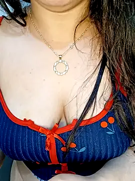 Snapshot of Queen-15 chatting on November 19, 6:19 pm Queen-15 online show from November 19, 6:19 pm