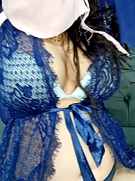 Snapshot of Queen-15 chatting on November 30, 4:24 am Queen-15 online show from November 30, 4:24 am