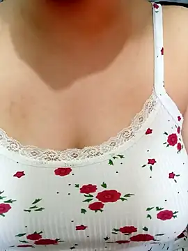 Snapshot of Queen-15 chatting on February 25, 12:11 am Queen-15 online show from February 25, 12:11 am